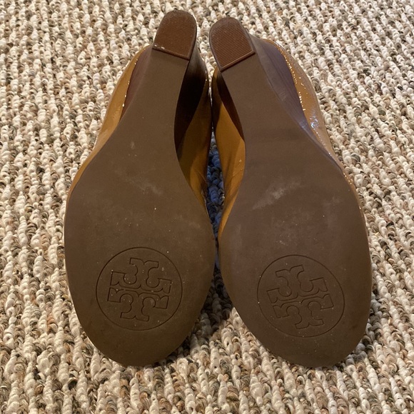 Tory Burch Caroline camel patent wedge - Picture 5 of 6